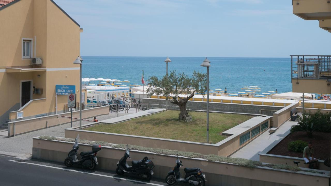 Babyaccommodation Family Experience III Pietra Ligure Bagian luar foto